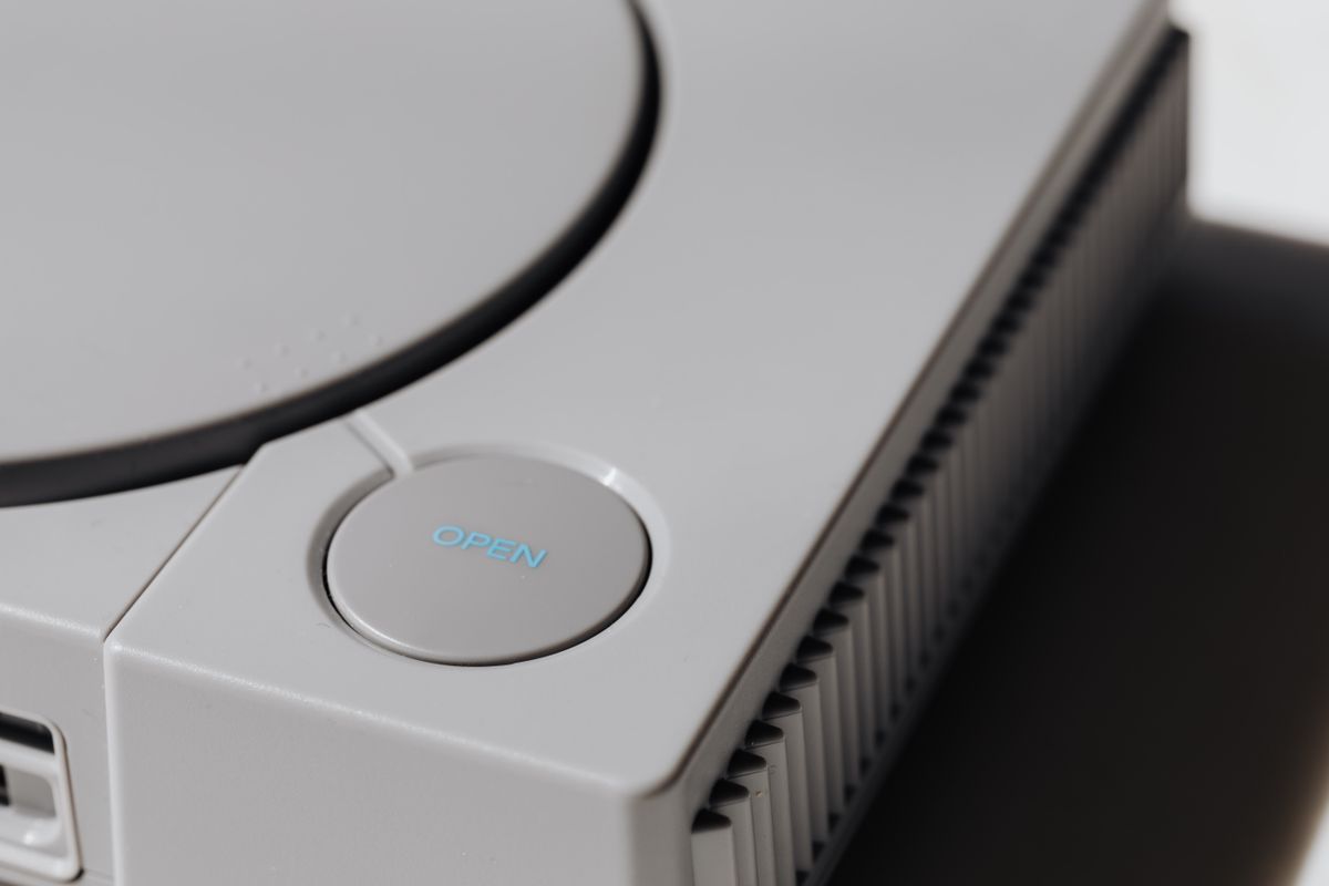 Игровая приставка PlayStation крупным планом перед диагностикой